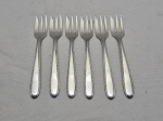 Jogo de 6 garfos de bolo em prata 90 Radio com borda trabalhada. Medindo 13,5cm de comprimento.