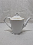 Lindo bule de chá, café em porcelana Noritake com friso ouro. Medindo 14cm de altura.