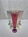 Jogo de 6 tulipas de cerveja em demicristal colorido com friso ouro. Medindo 7,5cm x 23cm de altura. Com desgaste.
