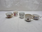 Lote de 5 xícaras de café sem pires em porcelana diversa.