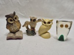 Lote de 4 enfeites na forma de coruja, sendo em resina e vidro. Medindo o maior 9cm de altura.