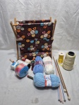 Lote de cesta com diversos acessórios para tricô. Medindo 32cm x 32cm.