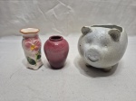 Lote de 2 vasos floreiras e 1 cachepot na forma de porco, peças em cerâmica. Medindo o maior 12cm de altura.