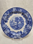 Lindo prato decorativo em porcelana inglesa, estampa de moinho azul e branca. Medindo 23cm de diâmetro. Com pequenos bicados.