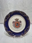 Lindo prato decorativo em porcelana portuguesa com brasão, borda azul cobalto e friso ouro. Medindo 21,5cm de diâmetro.