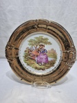 Lindo prato decorativo em porcelana cena galante, borda ouro. Medindo 26cm de diâmetro. Desgaste na douração.