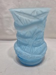 Lindo vaso floreira em vidro azul ricamente trabalhado. Medindo 15cm x 21cm de altura.