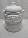 Lindo potiche com tampa em porcelana ricamente trabalhado com relevos. Medindo 17,5cm x 20cm de altura.