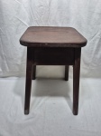Banco, banqueta quadrado em madeira. Medindo 28cm x 28cm x 45cm de altura.