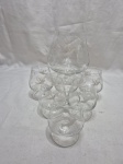 Jogo de compoteira e 6 taças de conhaque em cristal ricamente lapidado. Medindo 9,5cm x 20cm; 5cm x 9,5cm de altura.