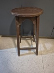 Banco redondo em madeira. Medindo 33cm x 60cm de altura.