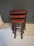Mesa ninho com 3 mesas em madeira. Medindo respectivamente 45cm x 28cm x 50cm de altura; 35cm x 23cm x 45cm de altura; 24cm x 18cm x 40cm de altura.