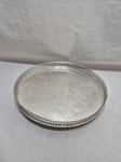 Linda bandeja redonda, salva em prata 90 Cristofoli cinzelada com borda avarandada. Medindo 25,5cm x 4cm de altura.