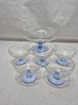 Jogo de taça bowl com 5 taças de sobremesa em cristal lapidado com pé azul. Medindo o bowl 20,5cm x 12cm de altura, cumbucas 9,5cm x 7cm de altura; O maior com pequeno bicado.