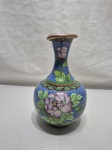Lindo vaso floreira bojudo em metal esmaltado clossone, decorado com flores. Medindo 18cm de altura. Com pequena mossa.
