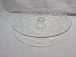 Lindo prato de bolo com pé em vidro moldado. Medindo 36cm x 7,5cm de altura.