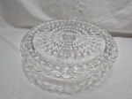 Lindo prato de bolo em vidro ricamente moldado. Medindo 33,5cm x 11cm de altura, com batida no centro.