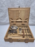 Kit bar composto de maleta em madeira com tábuas de corte, faca, pinça, etc em aço inox. Medindo a caixa 27cm x 23cm x 6cm de altura.