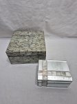 Lote de 2 caixas decorativas, sendo uma em madrepérola espelhada, e uma em madeira. Medindo a caixa 20cm x 20cm x 10cm de altura.