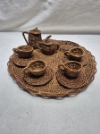 Miniatura - Jogo de servir café com 4 xícaras em ratam trançado. Medindo a bandeja 29cm de diâmetro.