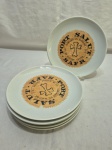 Jogo de 6 pratos de sobremesa em porcelana com estampa de marcas de queijo. Medindo 19,5cm de diâmetro.