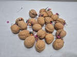 Lote de 21 nozes decorativas para pendurar. Medindo em media 5cm de comprimento.