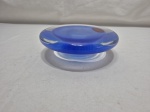 Linda base em vidro de murano com interior azul. Medindo 15cm x 5cm de altura.