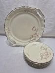Jogo de servir bolo com 6 pratinhos em porcelana alemã Rosenthal, modelo Regina, floral com friso prata. Medindo o de servir 28,5cm de diâmetro, sobremesa 17cm de diâmetro.