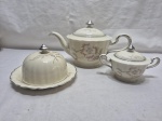 Jogo de servir chá, café com 3 peças em porcelana alemã Rosenthal, modelo Regina, floral com friso prata. Medindo o bule 12cm de altura.