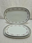 Jogo de 3 travessas em porcelana Real com borda floral. Medindo respectivamente 37cm x 24,5cm; 32cm x 22cm; 28,5cm x 19cm.