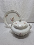 Sopeira redonda e prato de bolo em porcelana Mauá floral com friso ouro. Medindo a sopeira 17cm x 14cm de altura, prato de bolo 27cm de diâmetro. Desgaste no friso.