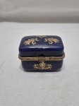 Linda caixa decorativa em porcelana francesa de Limoges azul cobalto com detalhes ouro. Medindo 6,5cm x 4cm x 4,5cm de altura.