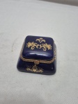 Linda caixa decorativa em porcelana francesa de Limoges azul cobalto com detalhes ouro. Medindo 7cm x 7cm x 4cm de altura.
