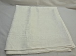 Toalha de mesa retangular para banquetes. Medindo 320cm x 170cm. Com marcas de guardado.