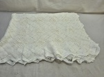 Linda toalha de mesa para banquetes em fino crochê. Medindo 280cm x 180cm. Com marcas de guardado.