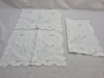 Lote de 3 caminhos de mesa com bordados Ilha da Madeira. Medindo 60cm x 40cm. Com marcas de guardao.