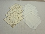 Lote de 6 guardanapos e 4 caminhos de mesa com bordados Ilha da Madeira. Medindo 14cm x 14cm. Com marcas de guardao.
