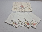 Lote de caminho de mesa e 4 guardanapos com bordados Ilha da Madeira. Medindo o caminho de mesa 40cm x 28cm. Com marcas de guardado.