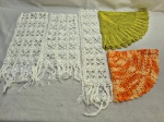 Lote de 5 caminhos de mesa em crochê. Medindo o verde 60cm de diâmetro. Com marcas de guardado.