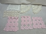 Lote de 7 caminhos de mesa em crochê. Medindo o rosa 44cm x 16cm. Com marcas de guardado.