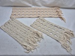 Lote de 3 caminhos de mesa em crochê. Medindo o maior 120cm x 20cm. Com marcas de guardado.