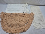 Lote de 3 caminhos de mesa em crochê. Medindo o maior 100cm x 50cm. Com marcas de guardado.