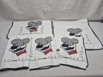 Conjunto de caminhos de mesa e paninhos e de cozinha. Medindo o maior 80cm x 40cm. Com marcas de guardado.