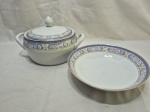 Sopeira e travessa redonda funda em porcelana Germer com barra azul floral. Medindo a sopeira 20cm x 10cm de altura, 24cm x 6cm de altura.