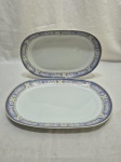 Par de travessas ovais rasas em porcelana Germer com barra azul floral. Medindo 37,5cm x 24cm; 33cm x 21,5cm.