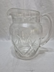 Linda jarra de água, sucos em demicristal lapidado. Medindo 20cm de altura.