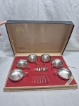 Jogo de 6 taças de sobremesa com colher em prata 90 Belprata. Medindo 8,5cm x 4,5cm de altura. No estojo original..