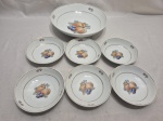 Jogo de bowl com 6 cumbucas em porcelana Schmidt com estampa de frutas e friso ouro. Medindo o bowl 24,5cm x 6cm de altura, cumbuca 13,5cm x 3cm de altura.