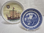 Lote de 2 pratos decorativos em porcelana. Medindo o maior 23,5cm de diâmetro.