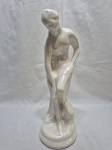 Linda escultura de Vênus, figura feminina nua em porcelana furtacor. Medindo 35cm de altura.